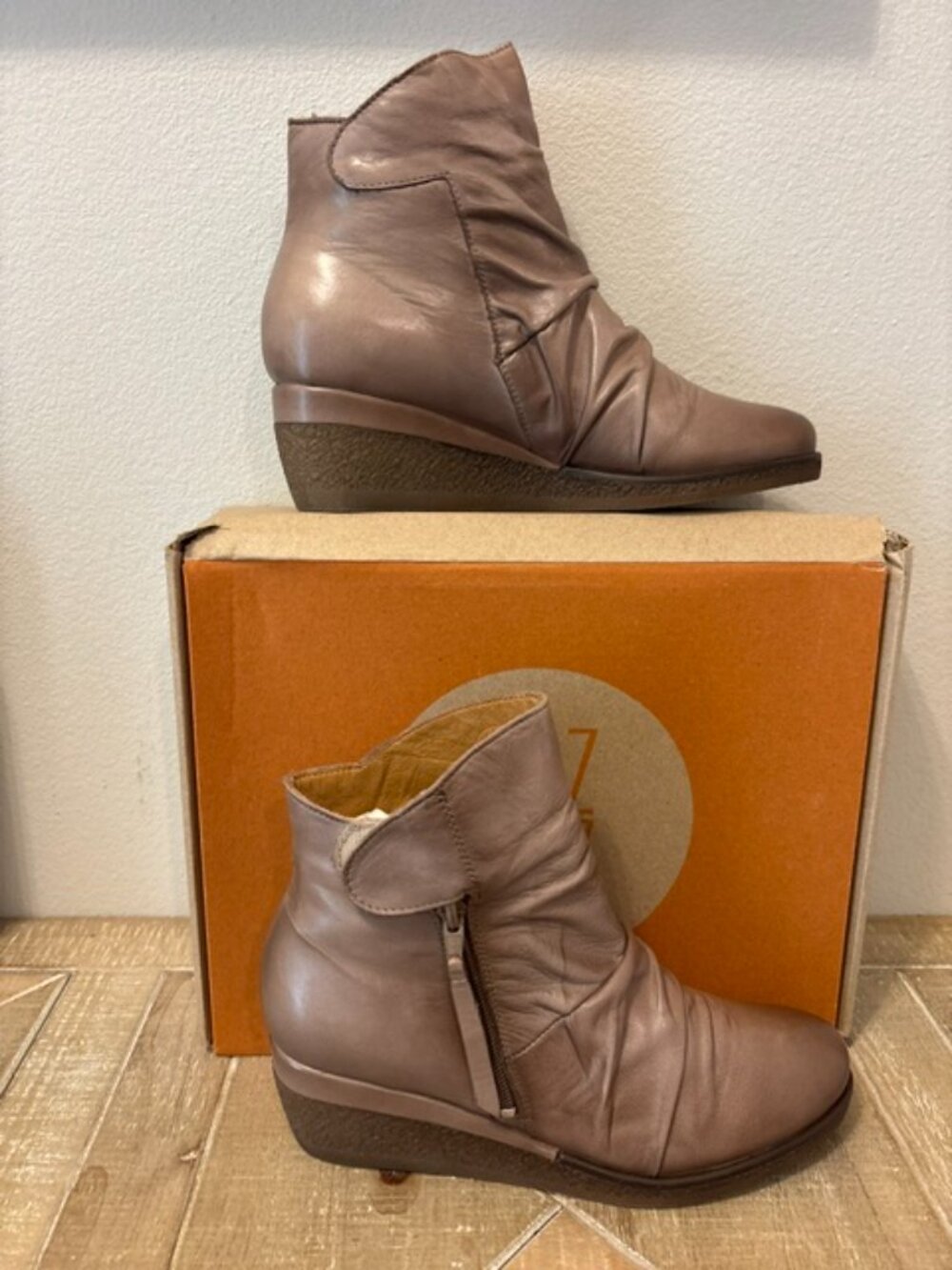 NEW Miz Mooz Mayleen Leather Ruched Wedge Boots Beige EU 38 US 7.5-8 - Picture 3 of 6